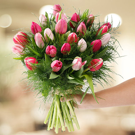 63 - Concours.....Fleurs du jardin, des jardins, compositions florales Bouquet-de-tulipes-roses-camaieu-xl-10025